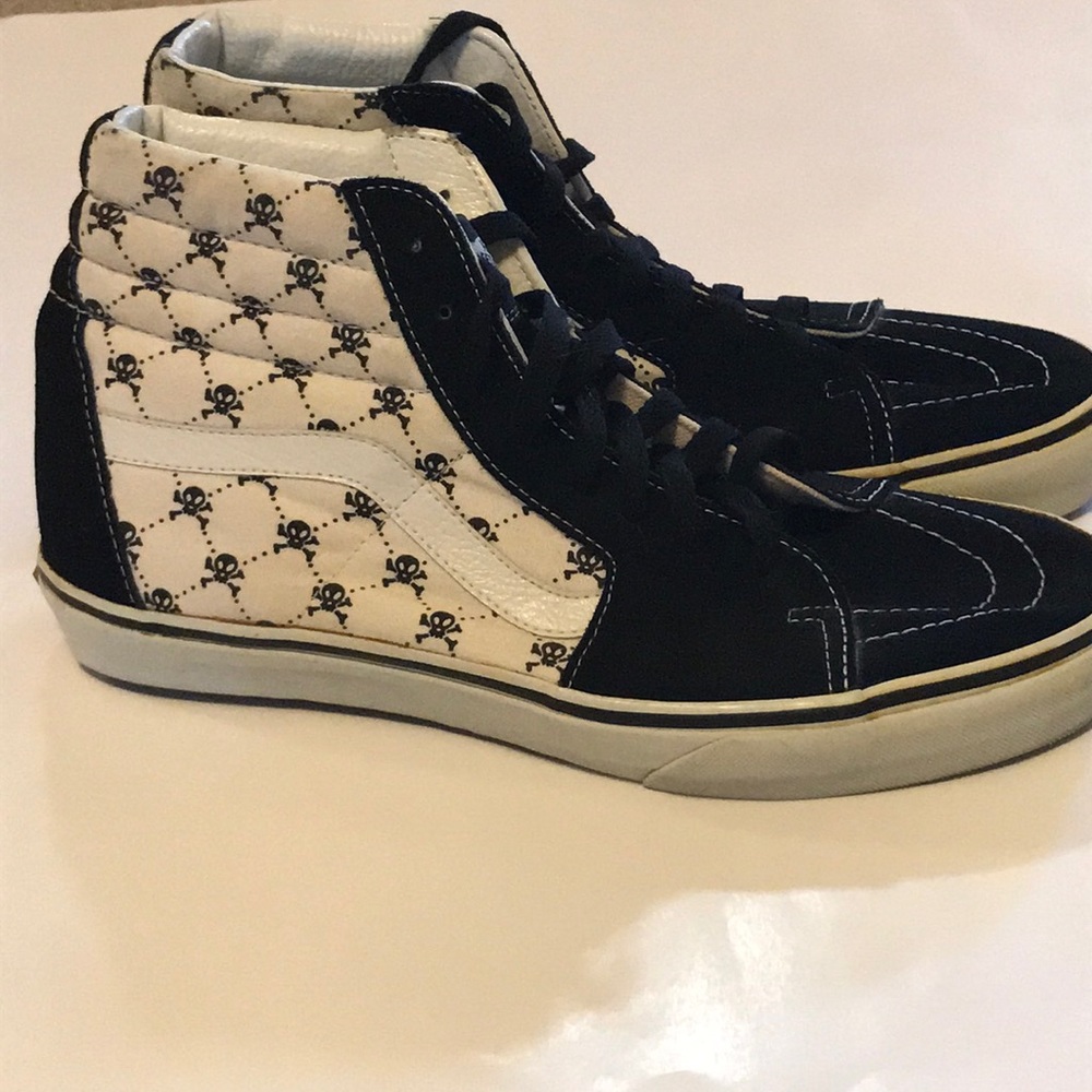 Vans Off the Wall Skater Shoes Skull and Crossbones.  Size 10 1/2